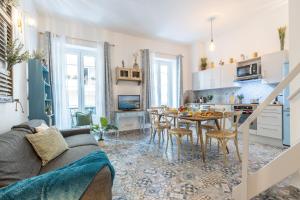 MY CASA - FRICERO في نيس: مطبخ وغرفة معيشة مع طاولة وكراسي