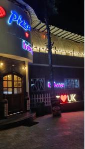 Fotografie z fotogalerie ubytování Icebergs Mussoorie - A Boutique stay and 24 hrs roof top cafe v destinaci Mussoorie