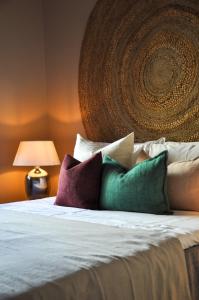 Uma cama ou camas num quarto em Casa Salinas, Elegant Flat w patio in Taviras Historical Centre