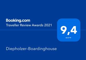 una caja azul con los premios de revisión de textos de viajero en Diepholzer–Boardinghouse en Diepholz