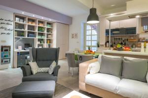 Il comprend un salon avec un canapé et une cuisine. dans l'établissement Apartment Mani, à Dubrovnik