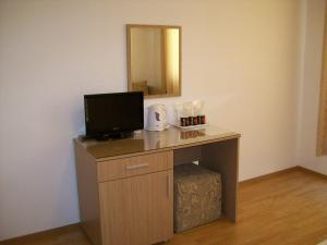 TV a/nebo společenská místnost v ubytování Guest House Donchevi