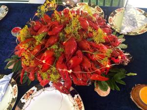 Une bande de légumes rouges sur une table bleue dans l'établissement Captivating 1-Bed Studio, à Avesta