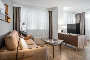 A television and/or entertainment centre at Pierre & Vacances Apartamentos Edificio Eurobuilding 2