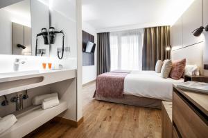 A bed or beds in a room at Pierre & Vacances Apartamentos Edificio Eurobuilding 2