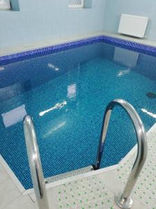 Bazén v ubytování Prometey Hotel nebo v jeho okolí