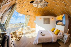 Schlafzimmer mit einem Bett in einem kuppelförmigen Raum in der Unterkunft Eslanzarote Luxurious Eco Dome Experience in Teguise