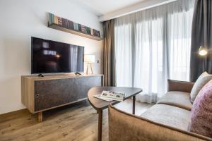 A television and/or entertainment centre at Pierre & Vacances Apartamentos Edificio Eurobuilding 2