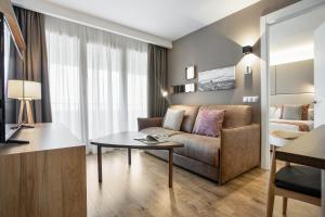A seating area at Pierre & Vacances Apartamentos Edificio Eurobuilding 2