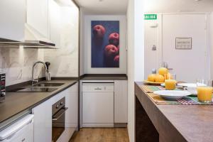 A kitchen or kitchenette at Pierre & Vacances Apartamentos Edificio Eurobuilding 2
