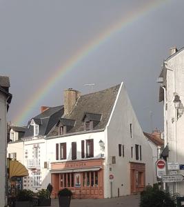 Ein Regenbogen am Himmel über einem Gebäude in der Unterkunft Le Mondes in Le Pouliguen