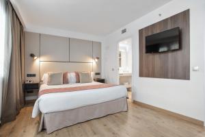 A bed or beds in a room at Pierre & Vacances Apartamentos Edificio Eurobuilding 2