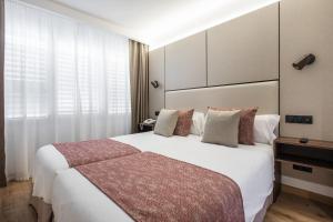 A bed or beds in a room at Pierre & Vacances Apartamentos Edificio Eurobuilding 2