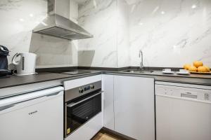 A kitchen or kitchenette at Pierre & Vacances Apartamentos Edificio Eurobuilding 2