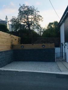 una pared de ladrillo con un banco delante de un edificio en Brookdale House, en Wadebridge