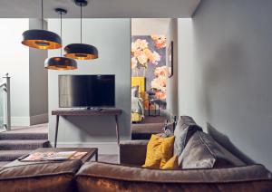 ein Wohnzimmer mit Sofa und Fernseher in der Unterkunft Malmaison Reading in Reading + 35 Fotos