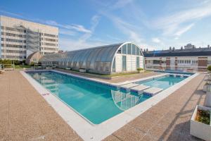 The swimming pool at or close to Pierre & Vacances Apartamentos Edificio Eurobuilding 2