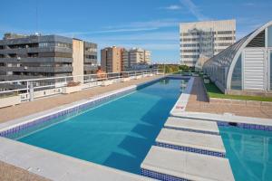 The swimming pool at or close to Pierre & Vacances Apartamentos Edificio Eurobuilding 2