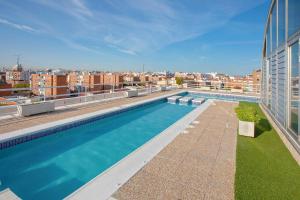 The swimming pool at or close to Pierre & Vacances Apartamentos Edificio Eurobuilding 2