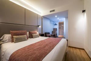 A bed or beds in a room at Pierre & Vacances Apartamentos Edificio Eurobuilding 2