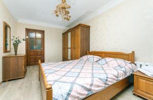 um quarto com uma cama e um lustre em Уютная квартира на Лукьяновке em Kiev