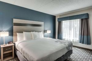 Voodi või voodid majutusasutuse Days Inn & Suites by Wyndham Spokane toas