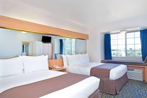Krevet ili kreveti u jedinici u objektu Microtel Inn & Suites, Morgan Hill