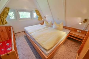 1 dormitorio con 1 cama grande en una habitación en Landhaus Braband Ferienhaus ohne WLAN - Christian-Brütt-Weg, en Cuxhaven