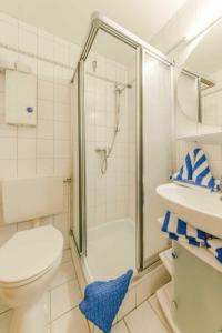 a bathroom with a shower and a toilet and a sink at Landhaus Braband Ferienhaus ohne WLAN - Christian-Brütt-Weg in Cuxhaven