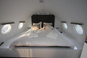 Een bed of bedden in een kamer bij Vliegtuigsuite Teuge