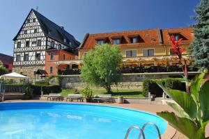 Bazén v ubytování Thüringer Landhotel Edelhof nebo v jeho okolí