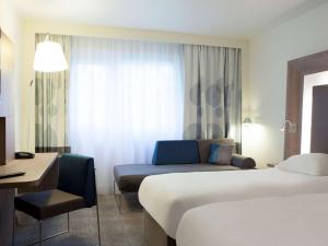 A bed or beds in a room at Novotel London Blackfriars