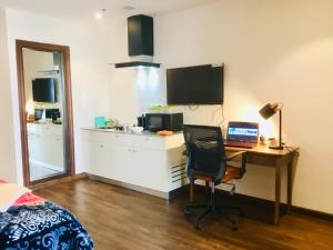 Η κουζίνα ή μικρή κουζίνα στο Dreamial Element One Studio @ Sector 47 Gurgaon