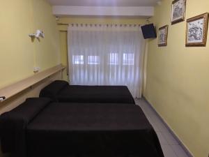 Tempat tidur dalam kamar di Hostal San Jorge