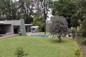 The Guesthouse 6 on Vrede外面的花园