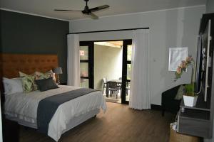 The Guesthouse 6 on Vrede客房内的一张或多张床位