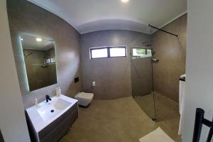 The Guesthouse 6 on Vrede的一间浴室