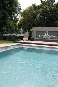The Guesthouse 6 on Vrede内部或周边的泳池