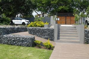 The Guesthouse 6 on Vrede外面的花园