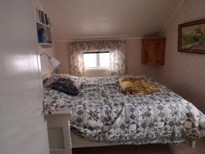 a bedroom with a bed with a cat laying on it at Messlingen 160 in Funäsdalen