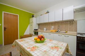 kuchnia ze stołem, na którym stoi miska z owocami w obiekcie Apartment Gogić w Poreču