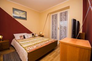 sypialnia z łóżkiem z dwoma psami w obiekcie Apartment Gogić w Poreču