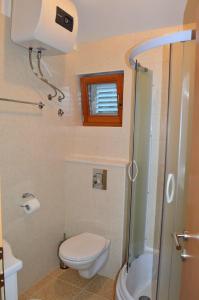 Um banheiro em Apartments Vilim Tisno