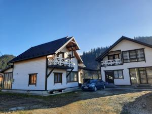 a house with a car parked in front of it at Едем in Verkhovyna