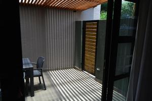 The Guesthouse 6 on Vrede的阳台或露台