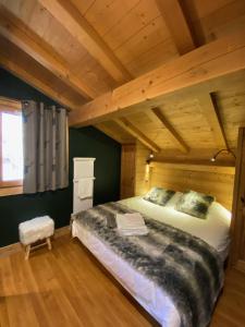 A bed or beds in a room at Chalet Megeve, idéal familles proche ski et centre village