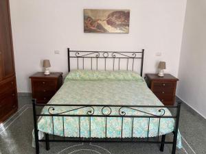 1 dormitorio con 1 cama con 2 vestidores y 2 lámparas en La Casa dei Nonni, en Leverano