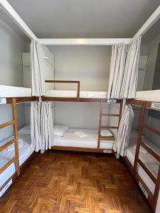 Ein Bett oder Betten in einem Zimmer der Unterkunft Casarão Hostel