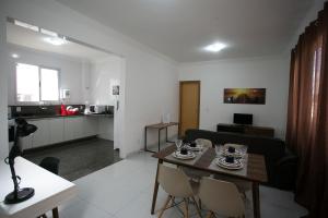 Een keuken of kitchenette bij Locking´s Grajaú 3