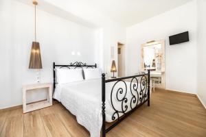 Ένα ή περισσότερα κρεβάτια σε δωμάτιο στο Hotel Thira